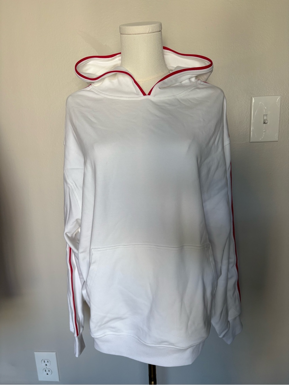 P'tula White Resort Hoodie with Red Trim